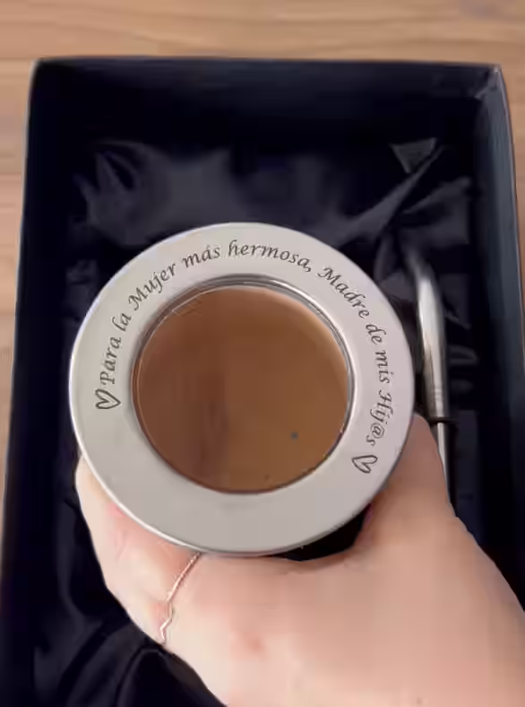 Mate grabado al l&aacute;ser dentro de su caja de regalo
